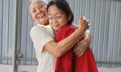 Tuyên dương nữ sinh lớp 6 nhặt được vàng, nhờ mẹ tìm chủ nhân trả lại