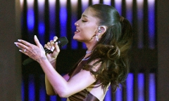 Ariana Grande lần đầu lộ diện sau đám cưới, chiếc nhẫn kim cương nhanh chóng