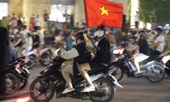 Người hâm mộ đổ ra đường ăn mừng U23 Việt Nam giành HCV SEA Games