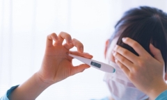 Chăm sóc trẻ mắc sốt xuất huyết tại nhà như thế nào?