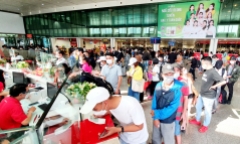 Ảnh: Hàng nghìn người về quê đón Tết, sân bay Tân Sơn Nhất chật kín