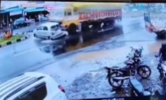 Clip: Thót tim cảnh xe tải kéo lê ô tô 100 mét, 2 người sống sót thần kì
