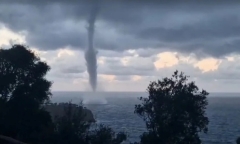 Clip: Vòi rồng khổng lồ bất ngờ xuất hiện ngoài khơi điểm du lịch nổi tiếng