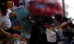 Clip: Ô tô lùi thẳng vào cửa hàng, 5 người đàn ông chạy thoát thân
