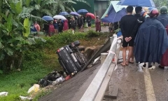 Xe máy va chạm ô tô bán tải ở Hà Tĩnh, 3 người thương vong