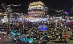 CSGT cảnh báo việc dòng người đổ xô check-in trước tòa nhà Hàm cá mập