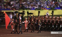 Xúc động hình ảnh người dân lưu luyến chào tạm biệt các chiến sĩ sau nhiệm vụ A80