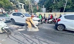 CSGT Hà Nội kịp thời xử lý vết dầu loang, đảm bảo ATGT
