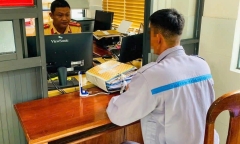 Hiện trường vụ hàng trăm lưới thép rơi từ xe đầu kéo, trúng đôi nam nữ đi xe máy