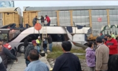 Tàu hỏa va chạm kinh hoàng với chiếc xe buýt 2 tầng ở Mexico, hơn 50 người thương vong