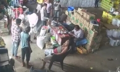 Clip: Nam công nhân bất ngờ lên cơn đau tim, tử vong ở nơi làm việc, ông chủ chỉ ngồi nhìn gây phẫn nộ