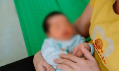 Xót xa bé gái sơ sinh 5 ngày tuổi bị bỏ rơi trong túi nilon màu đen
