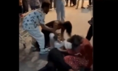 Clip: Nhóm cô gái túm tóc, đánh nhau túi bụi ngay vỉa hè, tiết lộ lý do đằng sau