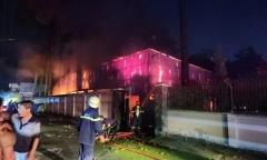 Cháy lớn tại nhà kho trong đêm mùng 2 Tết ở TP.HCM