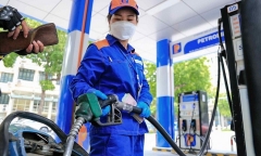 Giá xăng dầu hôm nay (23/1): Thế giới giảm nhẹ, trong nước chấm dứt chuỗi tăng?