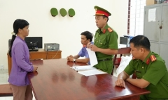 Người mẹ dẫn con đi chơi rồi 