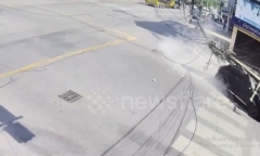 Clip: Kinh hãi cột điện bất ngờ bị kéo đổ, đè trúng ô tô đang lưu thông