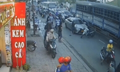 Người đàn ông chặn đầu ô tô, đập phá giữa đường sau va chạm giao thông