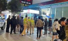 Nửa đêm xế hộp lao vào ngân hàng đâm sập vách kính, bảo vệ hốt hoảng tưởng cướp