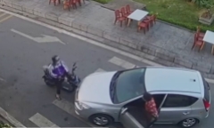 Clip: Học sinh bị hành hung dã man sau va chạm giao thông