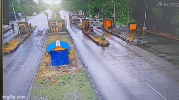 Video: Xe tải mất lao đâm thẳng vào trạm thu phí khiến nhóm người chạy tán loạn