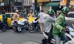 Tài xế ô tô tông ngã xe đặc chủng của CSGT rồi bỏ chạy: Do con bệnh, nên hoảng loạn