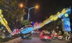 Nha Trang: Cổng chào chúc mừng năm mới đổ sập khiến người dân hoảng loạn