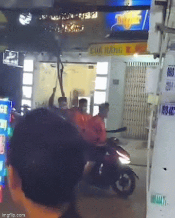 TP. HCM: Mâu thuẫn trước quán bar, nhóm người cầm hung khí gây náo loạn