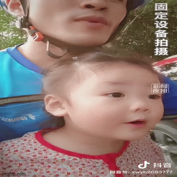 “Em bé shipper” cùng bố giao hàng giờ đã lớn, ngoại hình ra sao mà dân tình “sôi sùng sục”?
