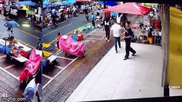 Video: Hậu chia tay bạn gái, người đàn ông có hành động lạ trước cửa hàng trang sức