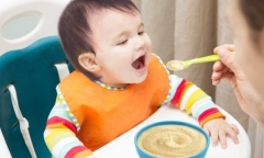 Sa thải nữ giúp việc sau khi biết lí do tại sao con chỉ ăn cháo do người này nấu