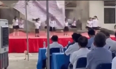 Gạch vữa sập xuống sân khấu ở Hà Nội, 6 học sinh bị thương