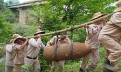 Đi thăm rẫy, người đàn ông phát hiện quả bom nặng hơn 3 tạ bên bờ suối