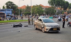 Xe máy gãy gập sau va chạm với ô tô ở Bình Tân, 1 người bị thương nặng