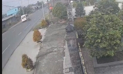 Xe máy va chạm với ô tô trong lúc sang đường, cụ bà 71 tuổi tử vong thương tâm ở Đồng Tháp