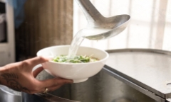Bí quyết vớt mỡ cho nước canh trong vắt