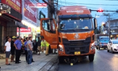 Ô tô tải tự trôi tông người đàn ông đứng chờ đèn đỏ tử vong