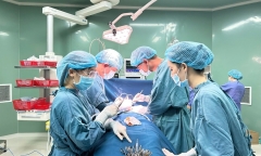 Búi tóc dài hơn 2 mét được lấy ra từ dạ dày bé gái 14 tuổi