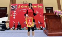 Clip: Nữ đô vật xinh đẹp ra đòn mạnh mẽ, hạ đo ván nam đối thủ trên sàn đấu