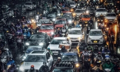 Hà Nội mưa trắng trời đúng giờ tan tầm, người dân chật vật 