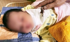 Bé sơ sinh bị bỏ rơi trước cổng chùa cùng bức thư 