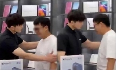 Thanh niên khóc mếu đến cửa hàng muốn hoàn tiền mua iPhone 12, lý do vừa thương vừa buồn cười