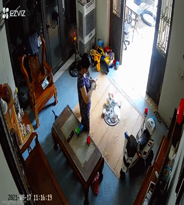 Bé trai nghịch ngợm “ngồi thẳng” vào giữa mâm cơm, ai nấy vừa thương vừa buồn cười