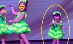 Bé gái vừa múa vừa khóc trên sân khấu, biết nguyên nhân ai cũng bật cười