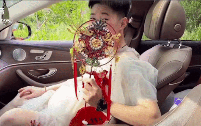 Cô gái năn nỉ bạn thân làm 