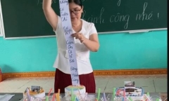 Cô giáo nghẹn ngào bật khóc khi nghe học trò đọc lời nhắn ý nghĩa trong tiết học cuối