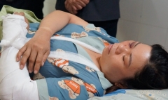 Vụ sập tường, 5 người chết: Vợ đau đớn khóc nghẹn xin về nhà nhìn mặt chồng lần cuối