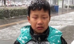 Cậu bé bị 