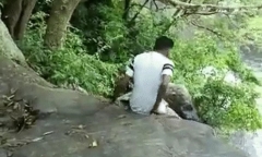 Hoảng hồn trước cảnh nam thanh niên trượt chân ngã xuống dòng nước cuồn cuộn