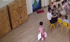 Bé gái mầm non có hành động lạ 'không giống ai' khiến dân tình bật cười